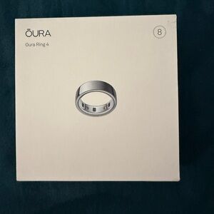 Oura Ring 4 in Shiny Silver